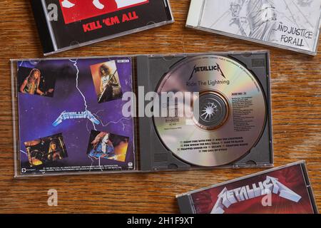 BUDAPEST, UNGHERIA - 21 MARZO 2018: Metallica Ride The Lightning CD, uno dei più classici album in metallo degli anni '80, in collezione con OTH Foto Stock