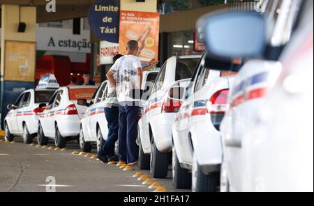 salvador, bahia / barazil - 12 gennaio 2016: La coda dei taxi si trova alla stazione degli autobus di Salvador. *** Local Caption *** Foto Stock