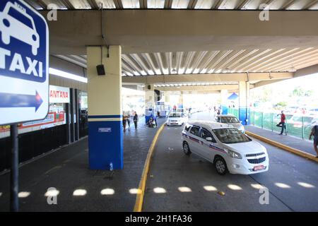 salvador, bahia / barazil - 12 gennaio 2016: La coda dei taxi si trova alla stazione degli autobus di Salvador. *** Local Caption *** Foto Stock