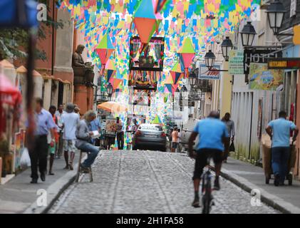 salvador, bahia / brasile - 19 giugno 2015: Decorazione della colonna durante un periodo festivo in onore di Sao Joao nel centro storico della città di Foto Stock