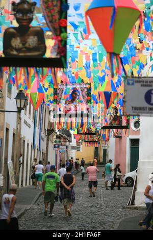 salvador, bahia / brasile - 19 giugno 2015: Decorazione della colonna durante un periodo festivo in onore di Sao Joao nel centro storico della città di Foto Stock