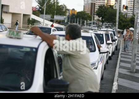 salvador, bahia / brasile - 31 maggio 2016: La coda dei taxi si vede nella città di Salvador. *** Local Caption *** Foto Stock