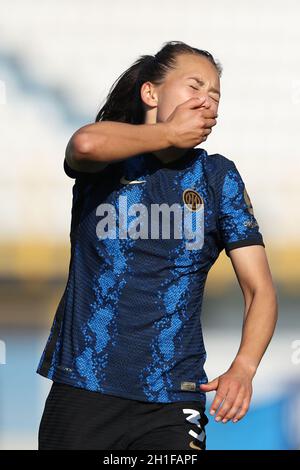 Sesto San Giovanni, Milano, Italia. 16 ottobre 2021. ELIN Landstrom di Internazionale reagisce dopo lo scontro con un avversario durante la Serie a Femminile allo Stadio Ernesto Breda, San Giovanni. Il credito dovrebbe essere: Jonathan Moscarop/Sportimage Credit: Sportimage/Alamy Live News Foto Stock