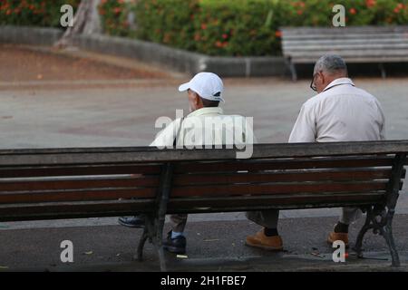 salvador, bahia / brasile - 11 aprile 2018: Gli anziani sono visti sulla panchina quadrata nella città di Salvador. *** Local Caption *** Foto Stock