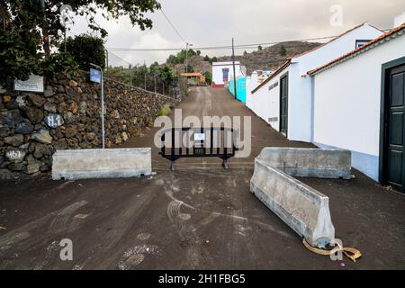 Strada chiusa nel villaggio di El Paso a causa della vulcanoeruzione Cumbre Vieja, la Palma Island, Isole Canarie, Spagna, settembre Foto Stock