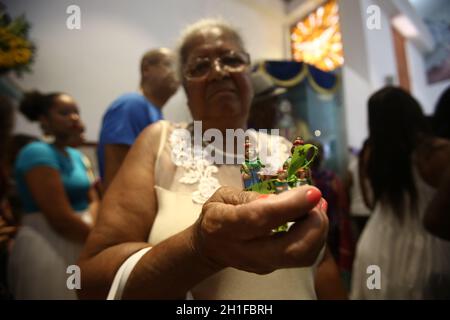 salvador, bahia / brasile - 27 settembre 2017: Devoto di Sao Cosme fine Sao Damiao visto durante la messa nel lodare i santi gemelli nella vicina Liberdade Foto Stock