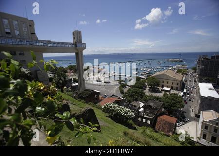 salvador, bahia / brasile - 13 marzo 2018: Vista della baia di tutti i Santi e ascensore Lacerda ni la città di Salvador. *** Local Caption *** Foto Stock