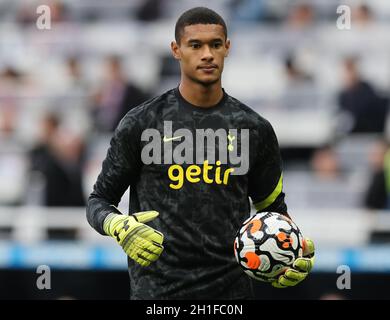 Newcastle, Regno Unito. 17 ottobre 2021. Brandon Austin di Tottenham durante la partita della Premier League al St. James's Park, Newcastle. Il credito d'immagine dovrebbe leggere: Simon Bellis/Sportimage Credit: Sportimage/Alamy Live News Foto Stock