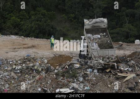 salvador, bahia / brasile - 22 aprile 2019: Il camion è visto versare macerie in discarica in Salvador. *** Local Caption *** . Foto Stock