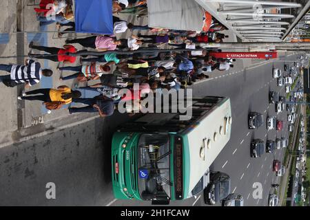 salvador, bahia / brasile - 25 maggio 2019: I passeggeri sono visti ad una fermata di autobus su Avenida Antonio Carlos Magalhaes in Salvador. *** Local Caption *** Foto Stock