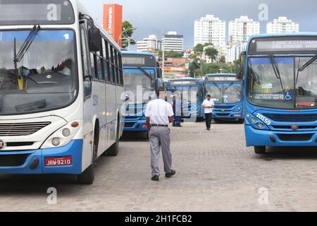 salvador, bahia / brasile - 25 maggio 2019: Gli autisti sono visti accanto al garage autobus nella città di Salvador. *** Local Caption *** . Foto Stock