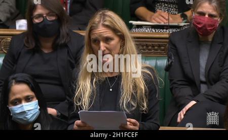 Il deputato del partito laburista Kim Leadbeater e la sorella di Jo Cox, parla nella Camera della Camera dei Comuni di Westminster, mentre i deputati si riuniscono per rendere omaggio al deputato conservatore Sir David Amess, morto venerdì dopo essere stato rapito diverse volte durante un intervento chirurgico in collegio elettorale a Leigh-on-Sea, Essex. Foto Stock