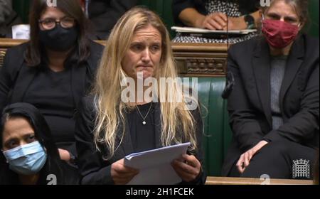 Il deputato del partito laburista Kim Leadbeater e la sorella di Jo Cox, parla nella Camera della Camera dei Comuni di Westminster, mentre i deputati si riuniscono per rendere omaggio al deputato conservatore Sir David Amess, morto venerdì dopo essere stato rapito diverse volte durante un intervento chirurgico in collegio elettorale a Leigh-on-Sea, Essex. Foto Stock