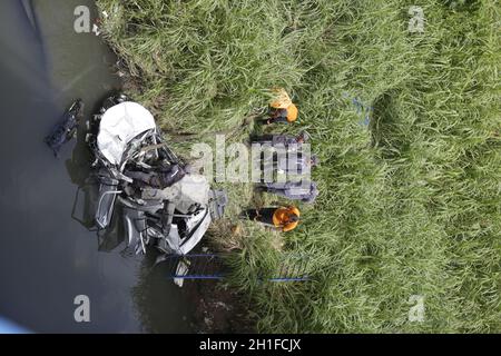 salvador, bahia / brasile - 25 luglio 2019: Veicolo di salvataggio vigili del fuoco che si è schiantato in corrente a parallelo Iguatemi link. Il conducente è morto nell'incidente Foto Stock