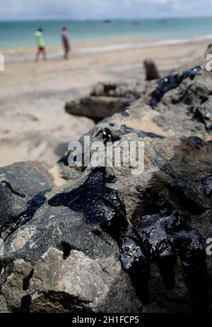 vera cruz, bahia / brasile - 18 ottobre 2019: Il petrolio macha è visto a Praia do Sol, il sito è stato colpito da fuoriuscite di petrolio in mare. *** Local Caption *** . Foto Stock
