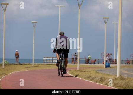 salvador, bahia / brasile - 13 ottobre 2019: Ciclista è visto a cavallo di una bicicletta lungo la pista ciclabile vicino a Jardim de Allah Beach. *** Local Caption *** Foto Stock