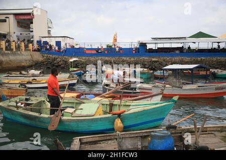 salvador, bahia / brasile - 6 novembre 2019: Le barche sono viste ancorate al porto di Feira de Sao Joaquim in Salvador. A causa della fuoriuscita di olio nel brasiliano Foto Stock