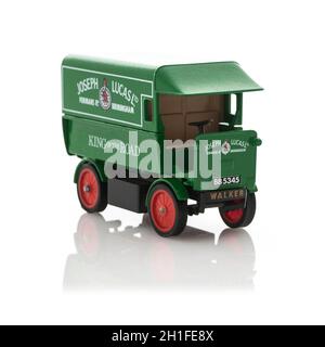 SWINDON, Regno Unito - 21 GIUGNO 2015: Matchbox Yesteryear Y29 1919 Walker Electric Van con logo Joseph Lucas Foto Stock