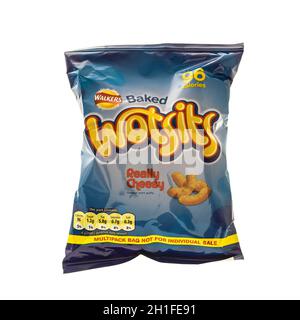 SWINDON, Regno Unito - 10 AGOSTO 2014: Sacchetto di Walkers Wotsits snack formaggio su sfondo bianco Foto Stock