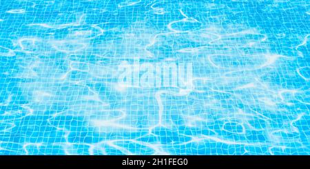 Ondeggia d'acqua limpida, superficie d'acqua blu con sfondo onde Foto Stock