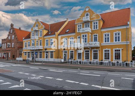 Alberghi, ristoranti e negozi per lo shopping a Sankt Laurentii Vej a Skagen. Skagen, Frederikshavn, Jutland settentrionale, Vendsyssel-Thy, Danimarca, Europa Foto Stock