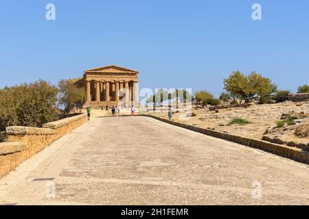 Agrigento, Sicilia, Italia - 24 agosto 2017: I turisti visitano le rovine del Tempio della Concordia nella Valle dei Templi, un sito archeologico in AG Foto Stock