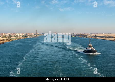 El Qantara, Egitto - 5 Novembre 2017: Le navi che attraversano il Canale di Suez in Egitto. Rimorchiatore che accompagna le navi. Traghetti attraversano il canale. Foto Stock