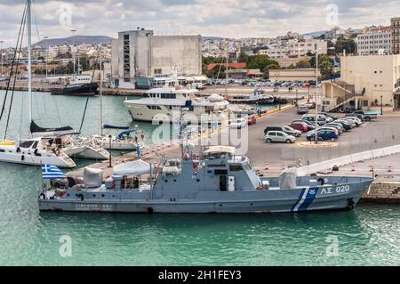 Heraklion, Grecia - 2 Novembre 2017: Hellenic coast guard nave ormeggiata al porto di Heraklion, Creta, Grecia. Foto Stock