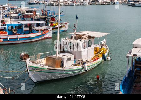 Heraklion, Grecia - 2 Novembre 2017: barche da pesca nel porto di Heraklion, Creta, Grecia. Foto Stock