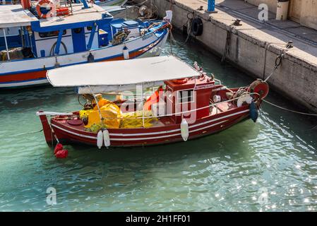 Heraklion, Grecia - 2 Novembre 2017: barche da pesca ormeggiate nel porto di Heraklion, Creta, Grecia. Foto Stock