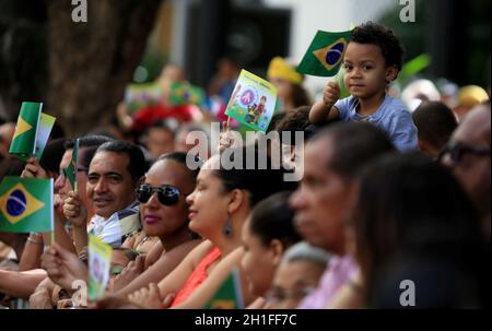 salvador, bahia / brasile - 7 settembre 2016: La popolazione accompagna la parata civico-militare alla data dell'indipendenza del Brasile in Salvador. *** Foto Stock