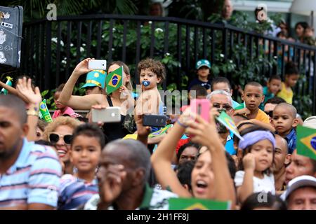 salvador, bahia / brasile - 7 settembre 2016: La popolazione accompagna la parata civico-militare alla data dell'indipendenza del Brasile in Salvador. *** Foto Stock