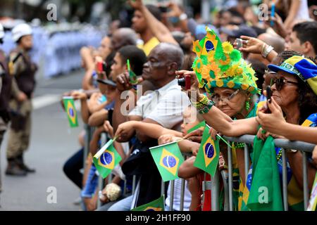 salvador, bahia / brasile - 7 settembre 2016: La popolazione accompagna la parata civico-militare alla data dell'indipendenza del Brasile in Salvador. *** Foto Stock