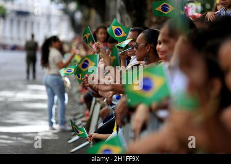 salvador, bahia / brasile - 7 settembre 2016: La popolazione accompagna la parata civico-militare alla data dell'indipendenza del Brasile in Salvador. *** Foto Stock