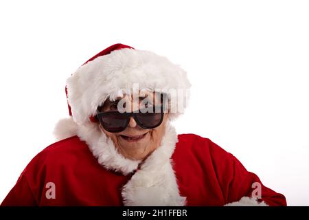 Primo piano di una donna anziana in costume di Babbo Natale con occhiali da sole Foto Stock
