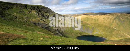 Scale Tarn e Sharp Edge, Blencathra Fell, Lake District National Park, Cumbria, Inghilterra, Regno Unito Foto Stock