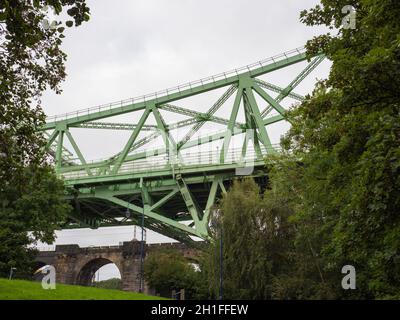 Ponte sospeso Runcorn sul fiume Mersey e sul canale della nave Manchester Foto Stock