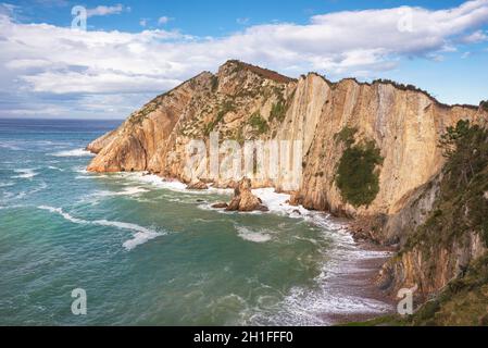 Bay e scogliere in El silenio beach, Cudillero, Asturias, Spagna. Foto Stock