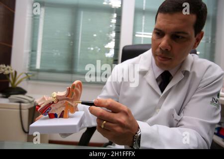 salvador, bahia / brasile - 10 aprile 2019: il dottore otorrino mostra il modello dell'apparecchio acustico umano. *** Local Caption *** . Foto Stock