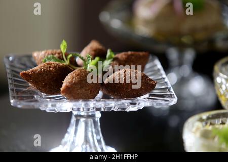 salvador, bahia / brasile - 27 agosto 2018: pozione kibe, cibo di origine aribe. *** Local Caption *** Foto Stock