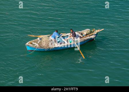 Ismailia, Egitto - 5 Novembre 2017: i pescatori in barca di legno di catturare pesci net sul nuovo canale di Suez, Ismailia, Egitto, Africa. Foto Stock