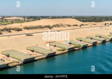 Ismailia, Egitto - 5 Novembre 2017: galleggianti ponte per attraversare il Canale di Suez giacciono sulla riva del Canal vicino a Ismailia, Egitto. Foto Stock