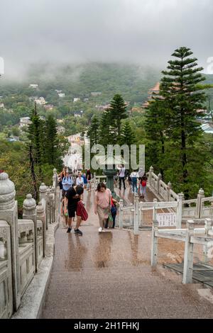 Vista verso il basso del villaggio di Ngon Ping dalla cima dei gradini della statua del Grande Buddha Tian Tan sull'isola di Lantau, Hong Kong Foto Stock