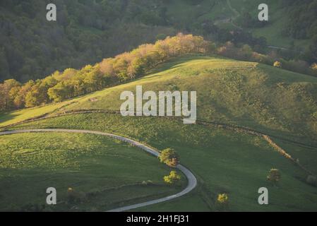 Scenic tramonto nelle campagne della valle di Cantabria, Spagna. Foto Stock