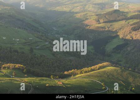 Scenic tramonto nelle campagne della valle di Cantabria, Spagna. Foto Stock