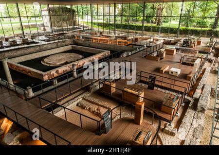 FRANCIA. DORDOGNE (24). PERIGUEUX. VESUNNA, MUSEO GALLO-ROMANO (RESIDENZA GALLO-ROMANA) (EDIFICIO CONTEMPORANEO: ARCHITETTO JEAN NOUVEL) Foto Stock