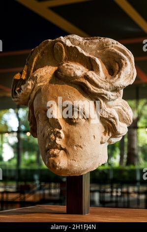 FRANCIA. DORDOGNE (24). PERIGUEUX. VESUNNA, SITO-MUSEO GALLO-ROMANO (DIMORA GALLO-ROMANA): TESTA DI UNA DONNA CON UN DIADEMA, CHIAMATO 'JUNO' Foto Stock