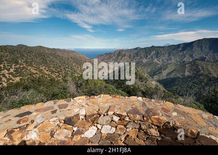 La Gomera paesaggio, punto di vista con le montagne e i canyon in background a La Gomera, isole Canarie, Spagna. Foto Stock