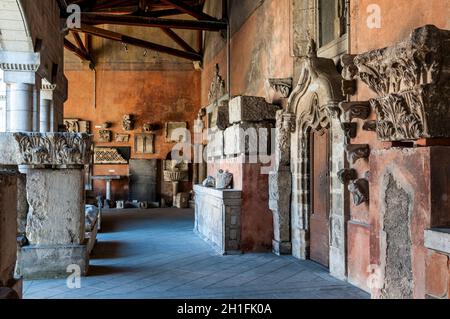 FRANCIA. DORDOGNE (24). PERIGUEUX. MUSEO D'ARTE E ARCHEOLOGIA DEL PERIGORD (MAAP). NEL CHIOSTRO: SCULTURE E DECORAZIONI ARCHITETTONICHE DI PERIGO Foto Stock