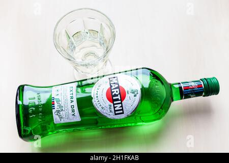 MOSCA, RUSSIA - 23 MAGGIO 2020: Vista dall'alto della bottiglia di Martini Extra Dry e del vetro sul tavolo marrone chiaro. Martini è il classico vermouth italiano Foto Stock
